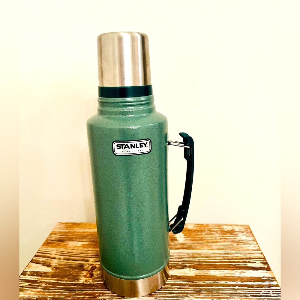 Stanley Vintage Classic Vacuum Bottle 2Qt Hammertone Green Stainless Steel